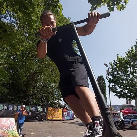 Cyril Simon, Moniteur trottinette
